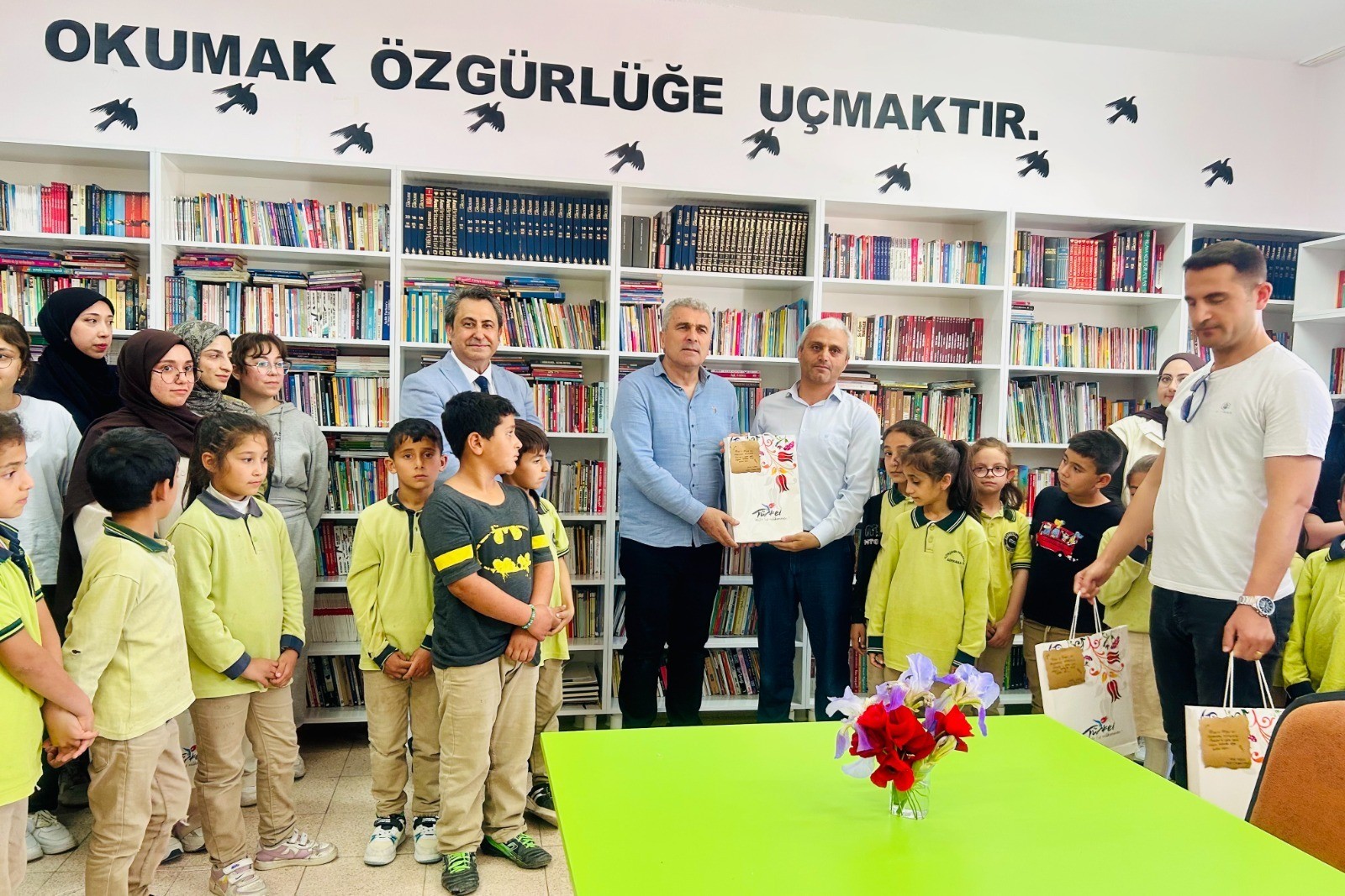 ASÜ Eğitim Fakültesi’nden  15 köy okuluna 43 bin kitap